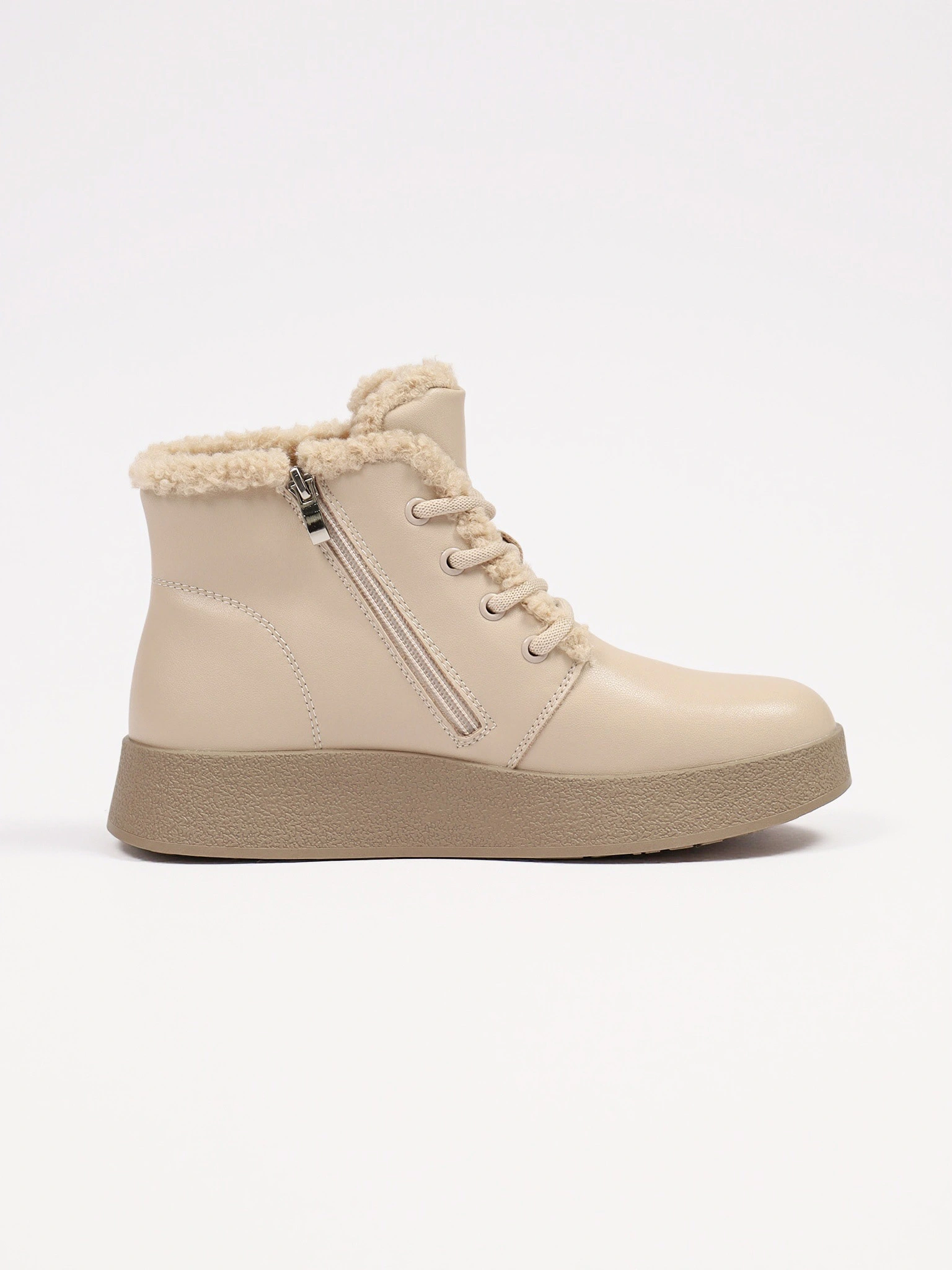 Ботинки бежевого цвета на средней платформе с меховой отделкой